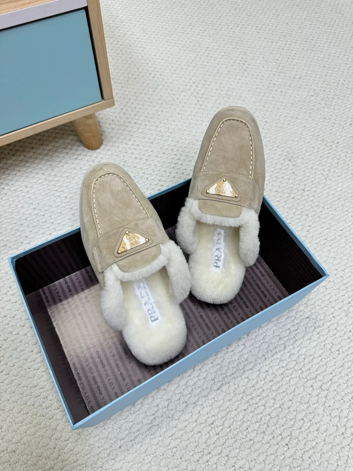 👟👟Ex-factory price 600👟👟 Prada / Prada (men and women) 24 new autumn and winter wool lining / loafers, wool collar echoes the design up and down! The Prada brand logo is outlined to highlight the high-end atmosphere! Made of sheepskin lining imported from Australia, the warmth retention effect in winter is great 👍 Fabric: Imported two-layer frosted cowhide Lining: Sheepskin imported from Australia One-piece Outsole: Original Tpu absorbent film outsole Female size: 35～41 (41 customized) Male size: 39～45 (45 customized)